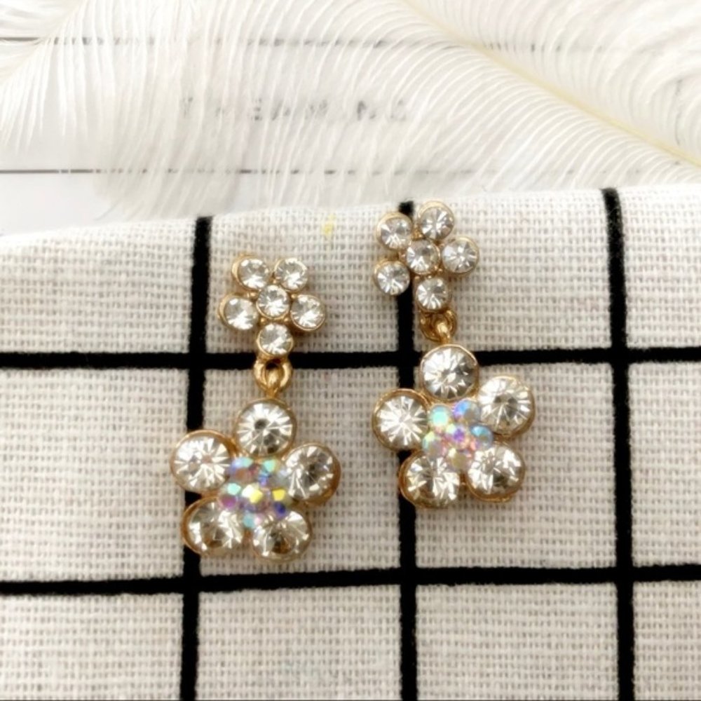 LAST ONE 💖Boutique Flower Earrings - Picture 2 of 4